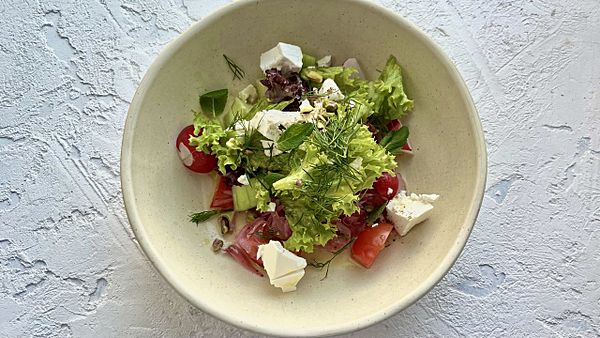 Салат с овощами и сербской брынзой