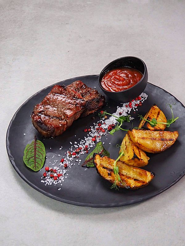 Медальоны из телятины с картофельными дольками