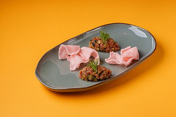 Тар-Тар из тунца с креветочными чипсами