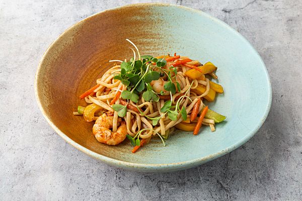 Удон с тигровыми креветками в соусе терияки