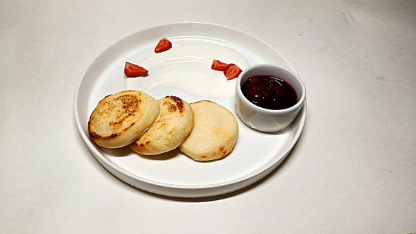 Сырники со сметаной и ягодным соусом