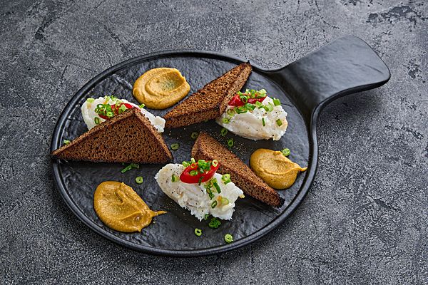 Сальце с бородинским хлебом и горчицей