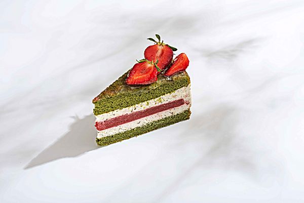 Торт мятный с клубникой