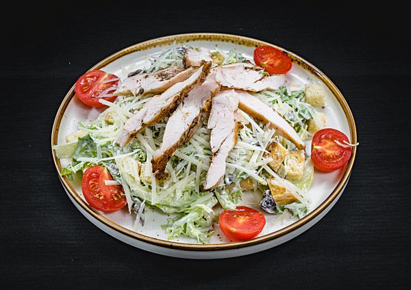 Салат цезарь с курицей