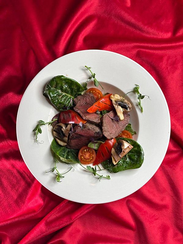 Салат теплый с телятиной