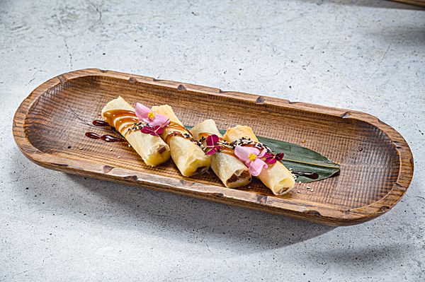 Жареный спринг-ролл с копчёной уткой и сыром сулугуни