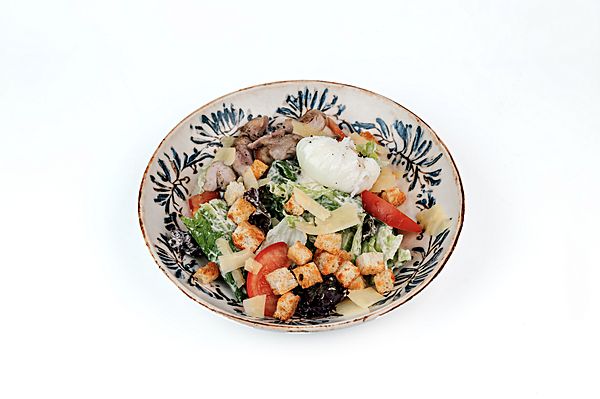 Теплый салат с куриным бедром