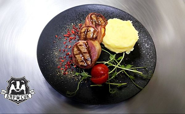 Медальон из свинины в беконе с сырным пюре