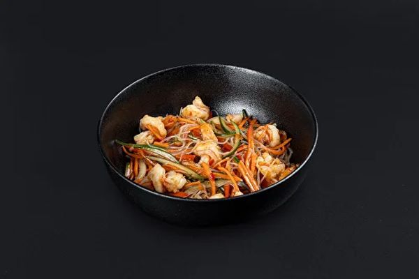 Салат с фунчозой и креветками