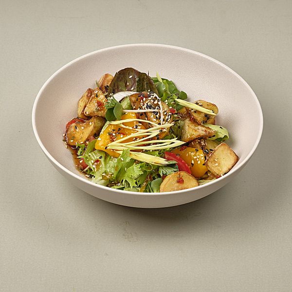 Салат с хрустящими баклажанами, печеным перцем и томатами