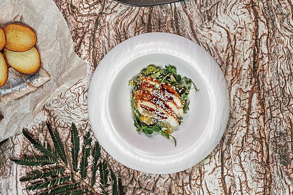 Угорь с чукой и авокадо