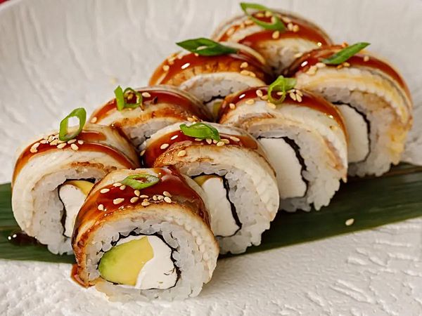 Ролл с угрем и авокадо