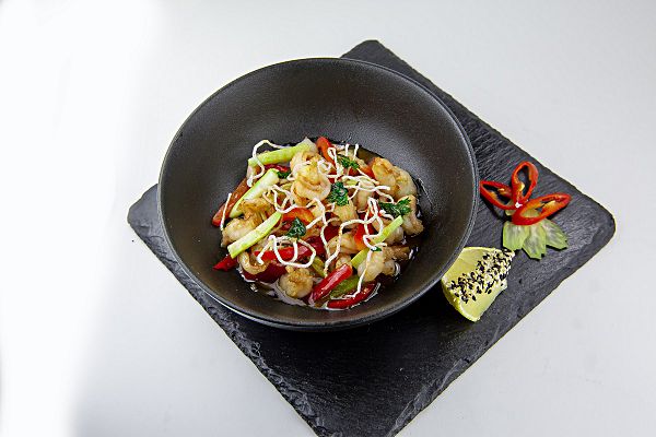 Королевская креветка с овощами в кисло-сладком соусе