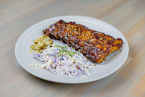 Свиные ребра со свежим салатом из капусты и «Нежинскими» огурцами