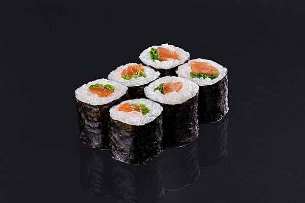 Маки с лососем