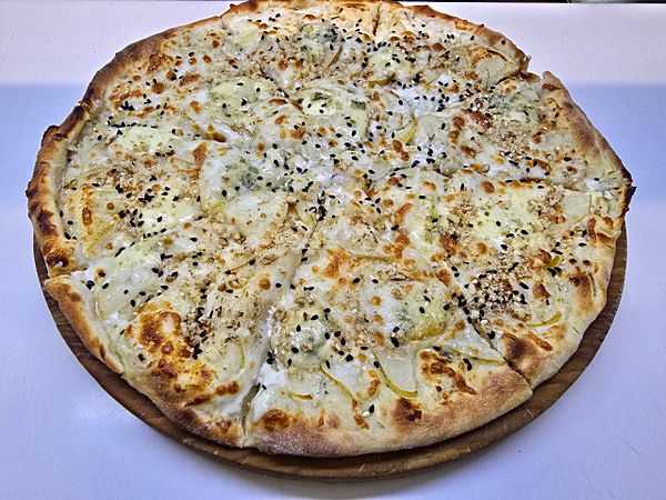 Пицца с грушей и голубым сыром