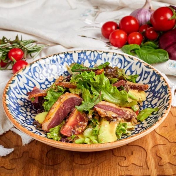 Салат с вяленым гусем и авокадо