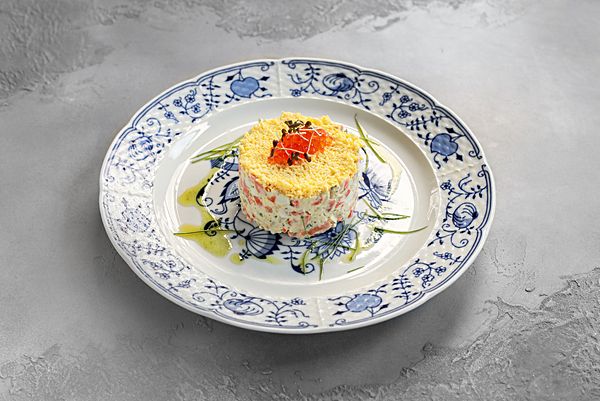 Салат Мимоза со слабосоленой форелью, запеченными овощами и красной икрой