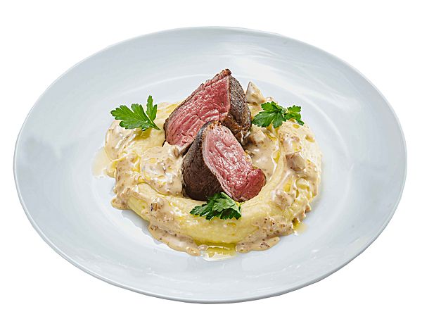 Говяжья вырезка с картофельным пюре и соусом из белых грибов