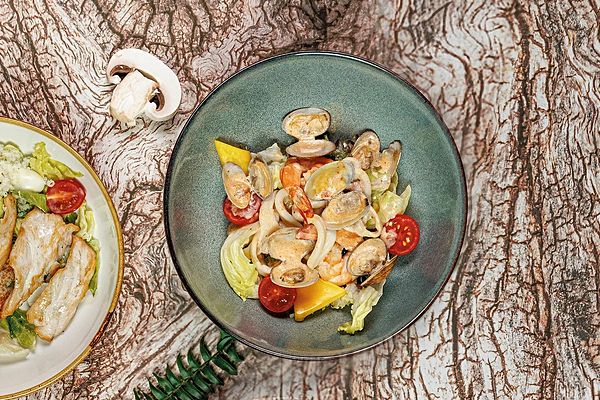 Теплый с морепродуктами и соусом том ям