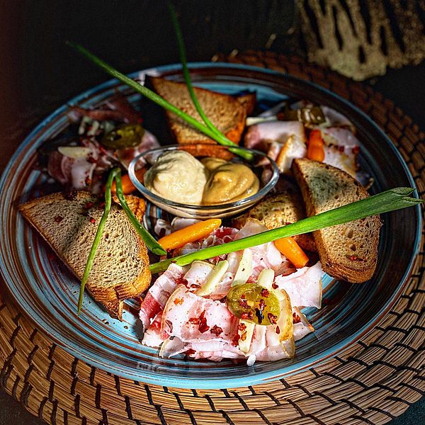 Ассорти из домашнего сала