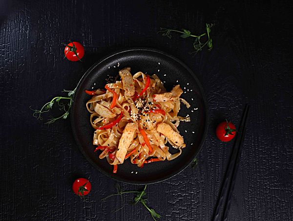 Удон с курицей в соусе сладкий чили