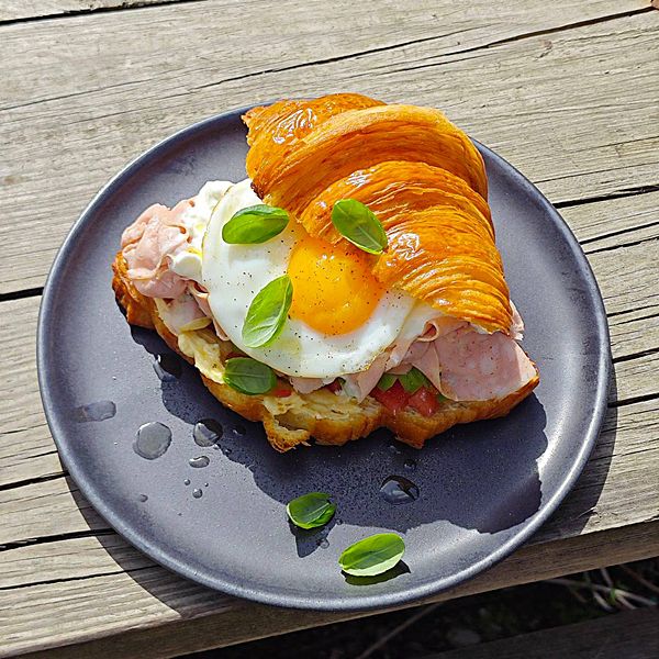 Круассан с авокадо, мортаделлой, страчателлой и яйцом