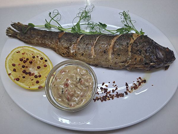 Форель радужная с соусом тар-тар