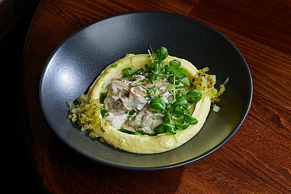 Бефстроганов с грибами и картофельным пюре