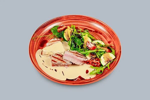 Стейк из тунца с овощами