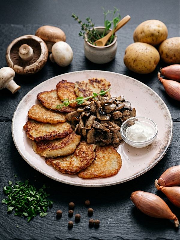 Драники с поджаркой из куриной грудки и шампиньонов