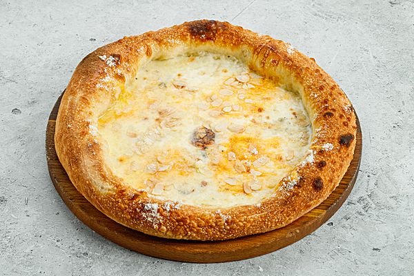 Четыре сыра с медом и лепестками миндаля