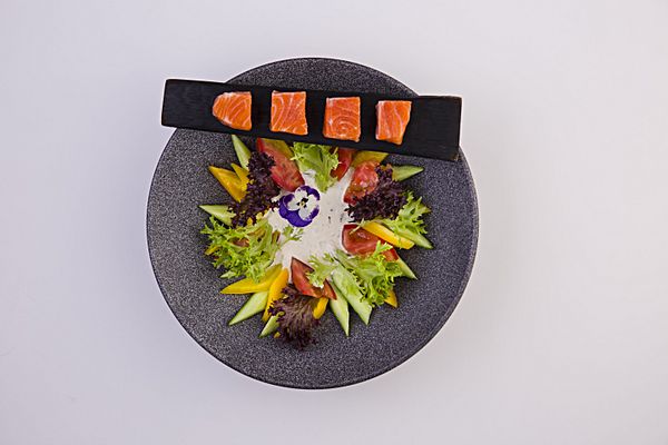 Салат с обожжённым лососем