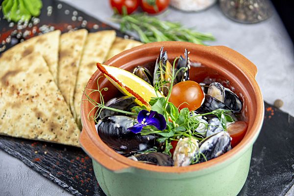 Мидии в створках в сливочно-винном соусе