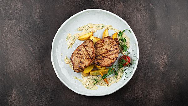 Свиные антрекоты гриль с картофелем и грибным соусом