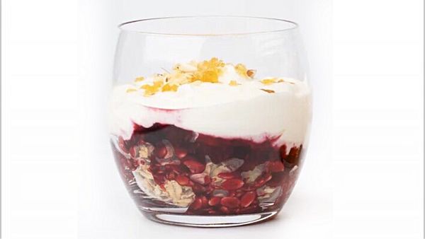 Гранола с ягодным соусом и свежим натуральным йогуртом