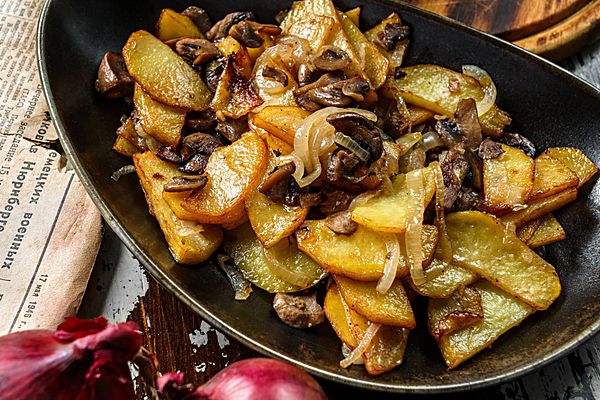 Картофель по-домашнему с луком и грибами