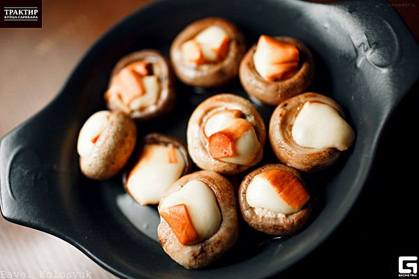 Шампиньоны с домашним сыром сулугуни