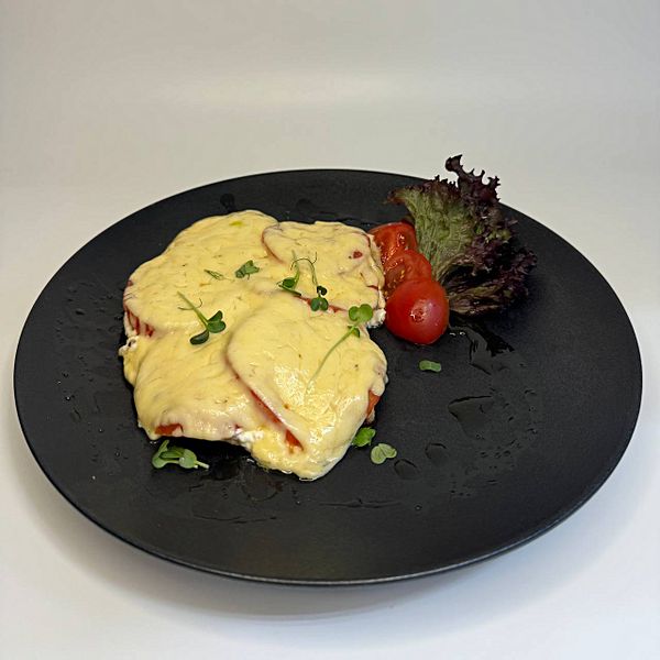 Грудка куриная с помидорами и сыром