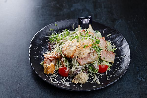 Цезарь с курицей и беконом