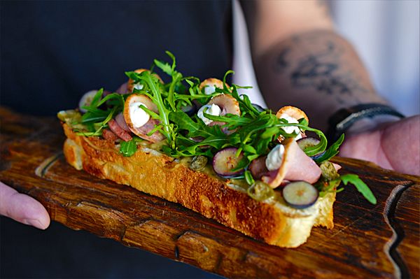 Брускетта с утиной грудкой