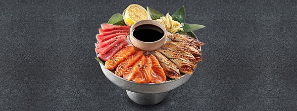 Сашими на льду лосось, тунец, угорь,