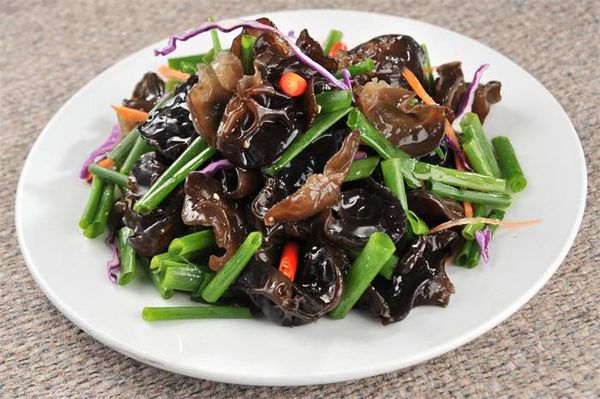 Древесные грибы с луком