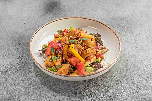 Пряный салат с копченой курицей и баклажаном фри