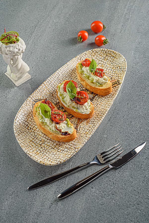 Брускетта с буратой и томатами черри