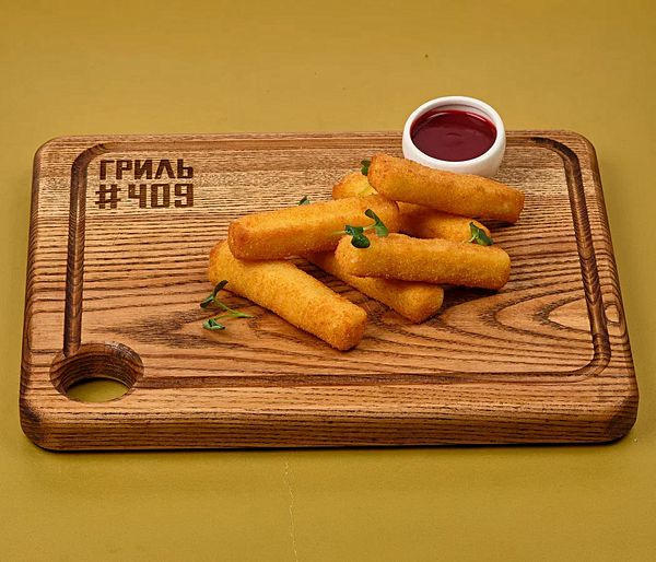 Сырные палочки с брусничным соусом