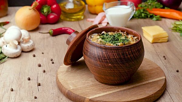 Говядина в глечике с шампиньонами и сливочным соусом