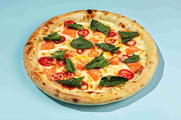 Пицца с форелью и шпинатом