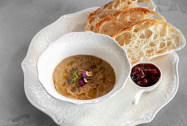 Паштет из гуся и утки с кизиловым вареньем и хрустящей чиабаттой