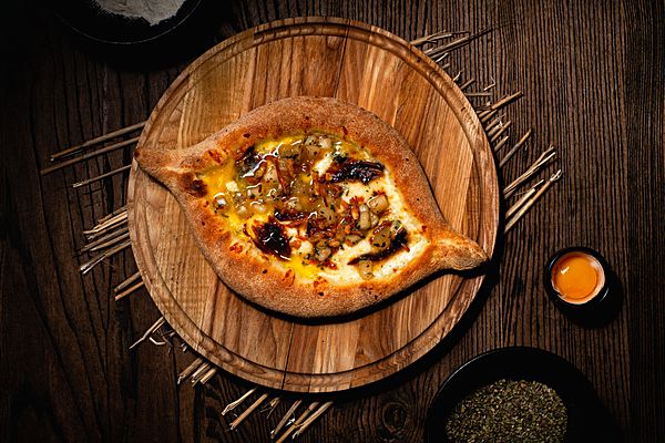 Мини-хачапури по-аджарски с голубым сыром и тартаром из груши